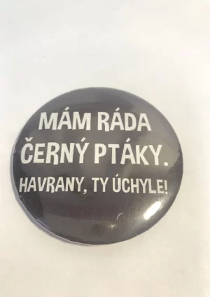 Mám ráda černý ptáky. Havrany, ty úchyle! – placka