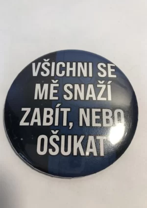 Všichni se mě snaží zabít, nebo ošukat – placka