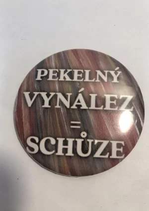 PEKELNÝ VYNÁLEZ = SCHŮZE – placka